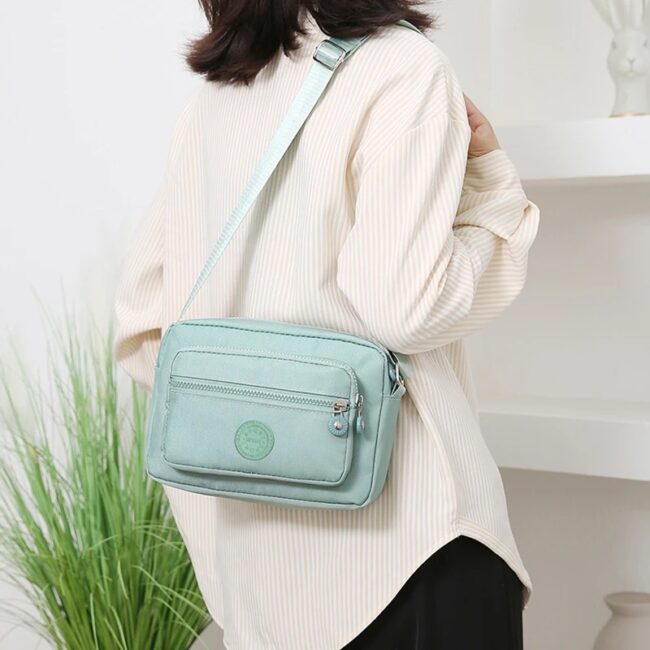 Neutral style handbag made of lightweight and simple nylon fabric, new single-shoulder women's bag. [The zipper direction is ran